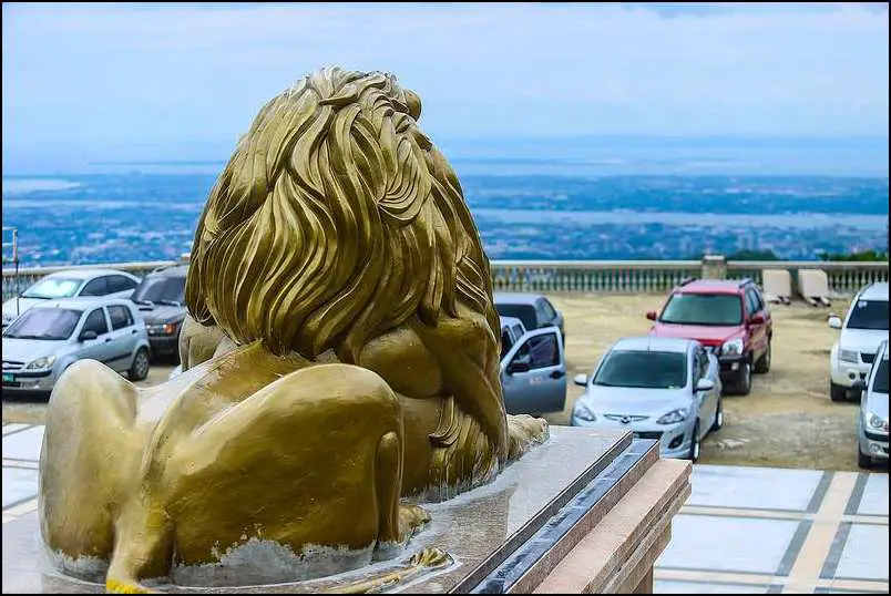The gigantic lion statue