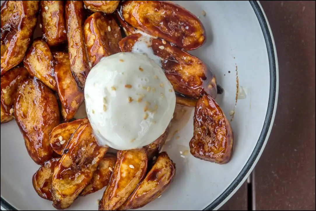 CARAMELIZED BANANA CUE WITH VANILLA ICE CREAM